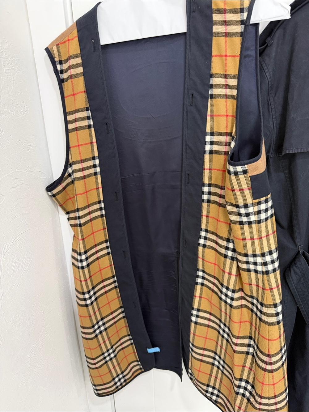 Burberry Black Trench Coat with Signature Beige Nova Check Lining - Picture 5 of 8